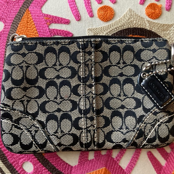 Handbags - Gorgeous COACH pouch/purse